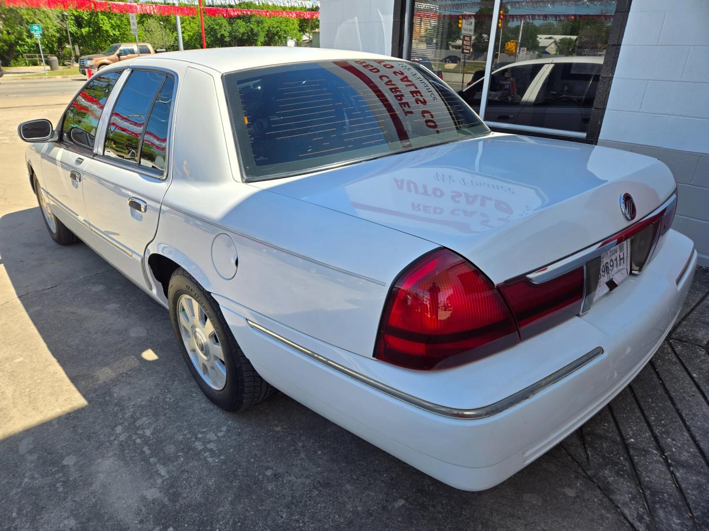 2005 WHITE Mercury Grand Marquis LS Premium (2MEFM75W25X) with an 4.6L V8 OHC 16V engine, 4-Speed Automatic Overdrive transmission, located at 503 West Court, Seguin, TX, 78155, (830) 379-3373, 29.568621, -97.969803 - Photo#3